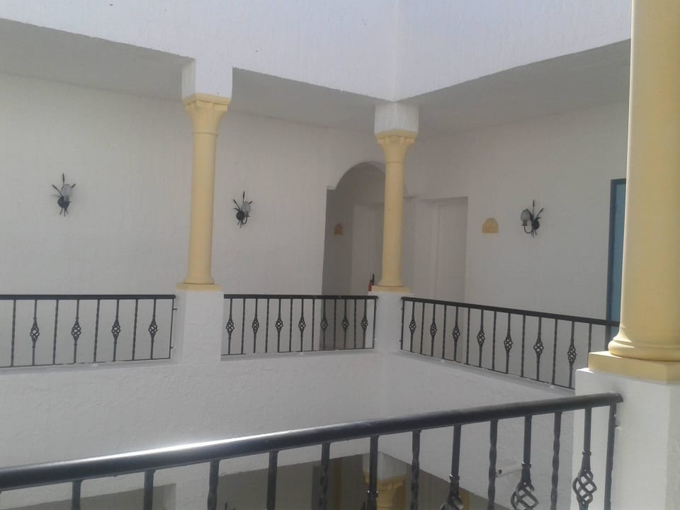 Rundgang und Lichthof zu den Zimmern Hotel Nesrine