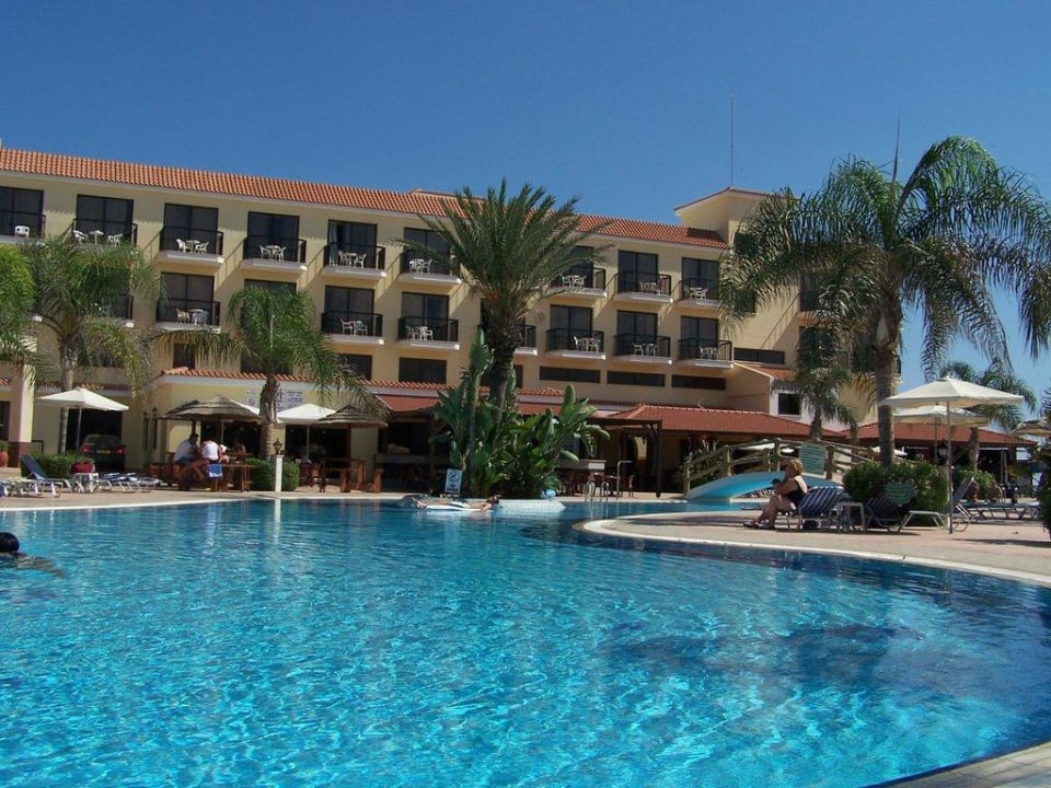 Schöne Poollandschaft Nelia Sea Breeze