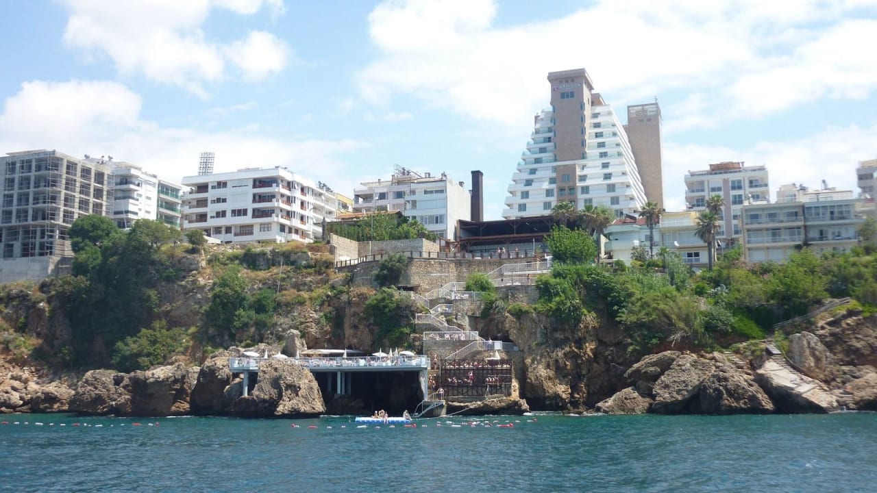 Es überragt alle Gebäude Ramada Plaza by Wyndham Antalya