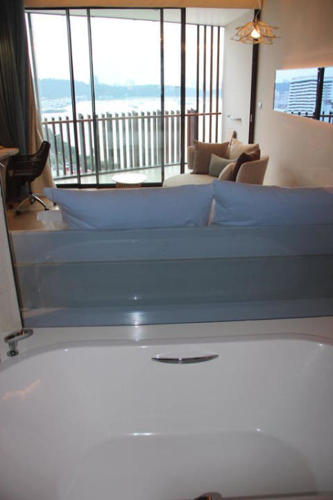 Blick von der Badewanne Richtung Balkon Hilton Pattaya