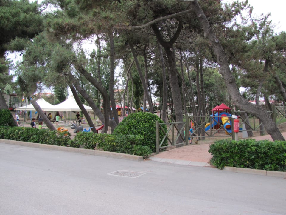 Gegenüber von der Rezeption - großer Spielplatz  Villaggio Turistico Rosapineta Sud