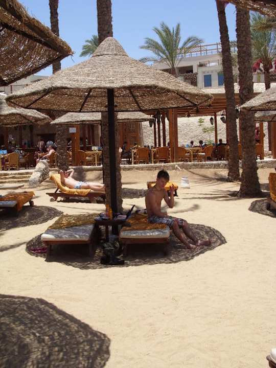 Strandliegen mit Schirm The Grand Hotel Sharm El Sheikh