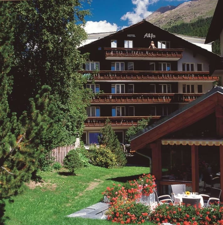 Aussenansicht im Sommer Swiss Lodge Hotel Alfa Zermatt