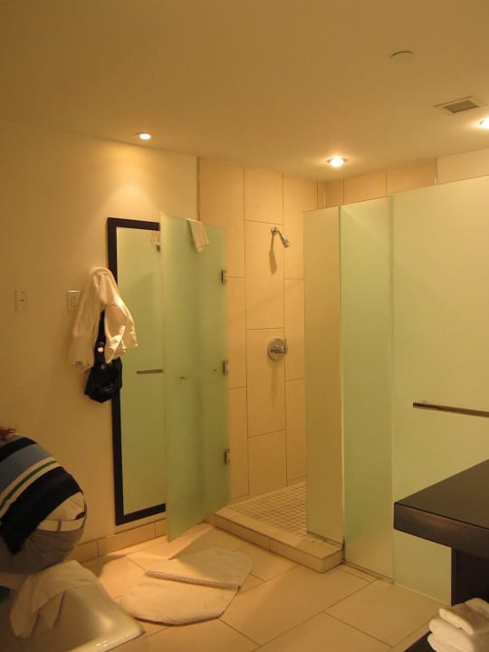 Geräumiges Badezimmer Ravel Hotel