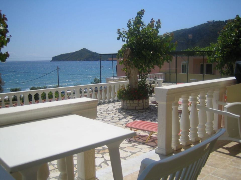 Blick auf die große Terrasse Hotel Blue Heaven