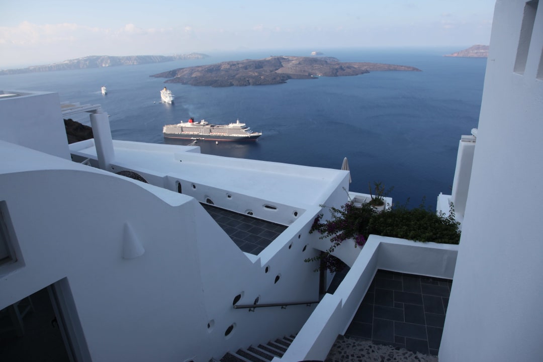 Blick hinunter zur Caldrea Hotel Agali Houses