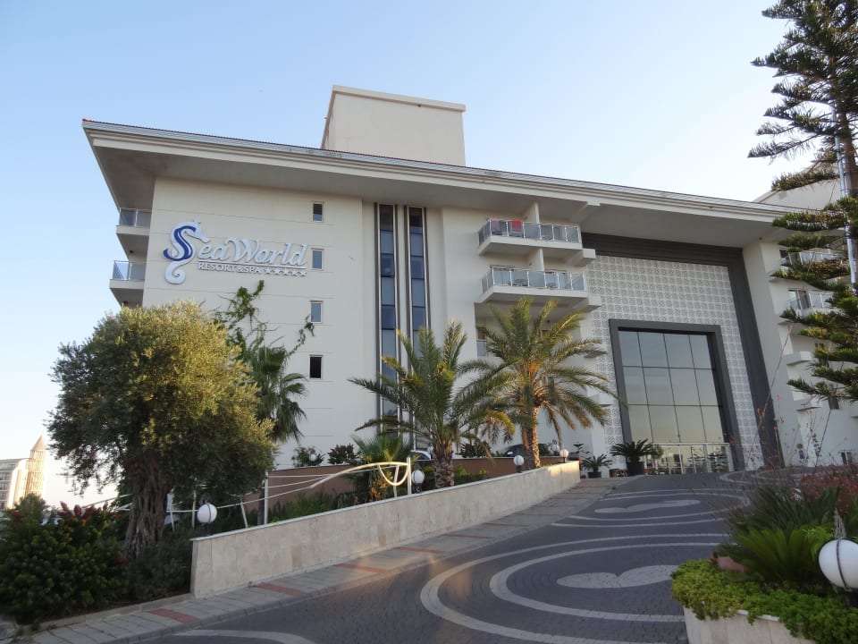 Auffahrt zum Hotel Seaden Sea World Resort & Spa