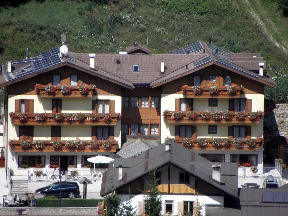 Blick auf die Vorderansicht Hotel Pezzotti