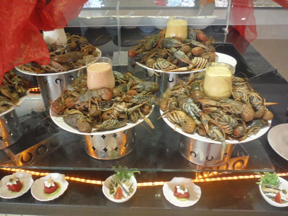 Ein kleiner Teil des Buffets Crystal Sunset Pearl Collection