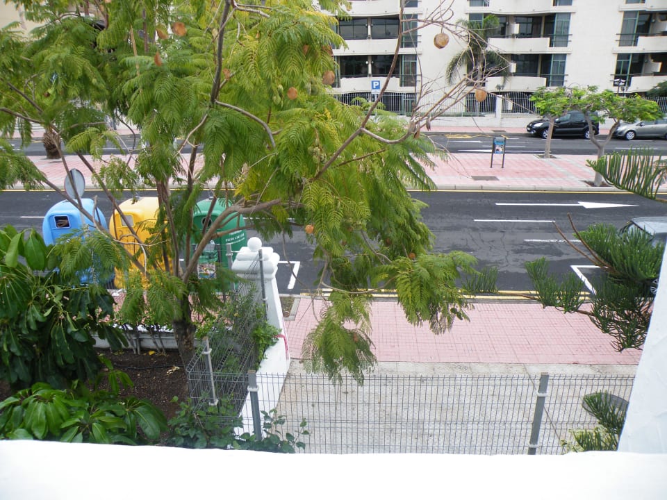 Blick aus Schlafzimmerfenster-Altglascontainer  LABRANDA Bahía y Villas Fañabé