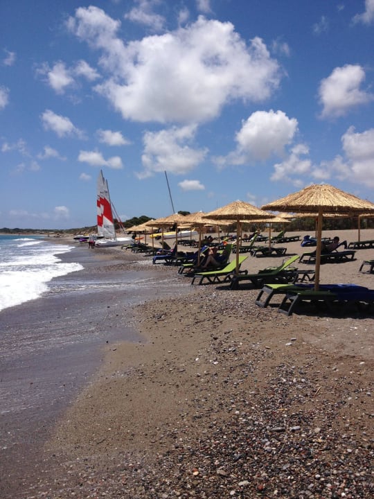 Kiesstrand mit Katamaran Atlantica Plimmiri