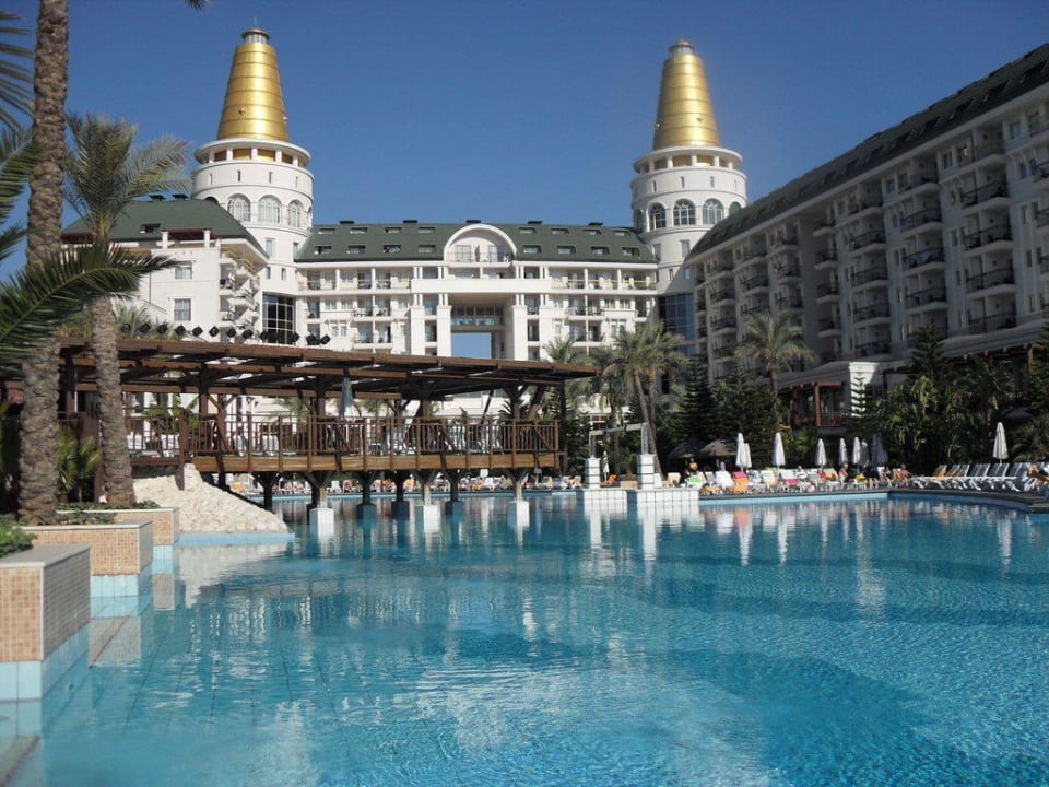 Der Blick vom Pool aufs Hotel Hotel Delphin Diva