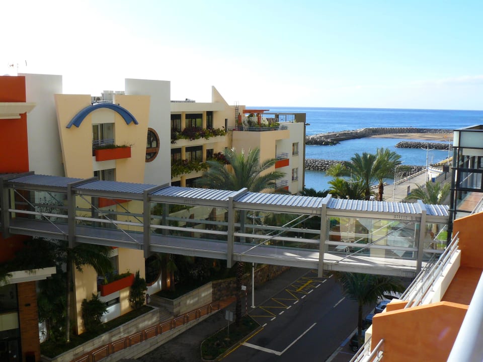 Übergang zum Appartmenthaus, Parkhaus und zum Supe Calheta Beach