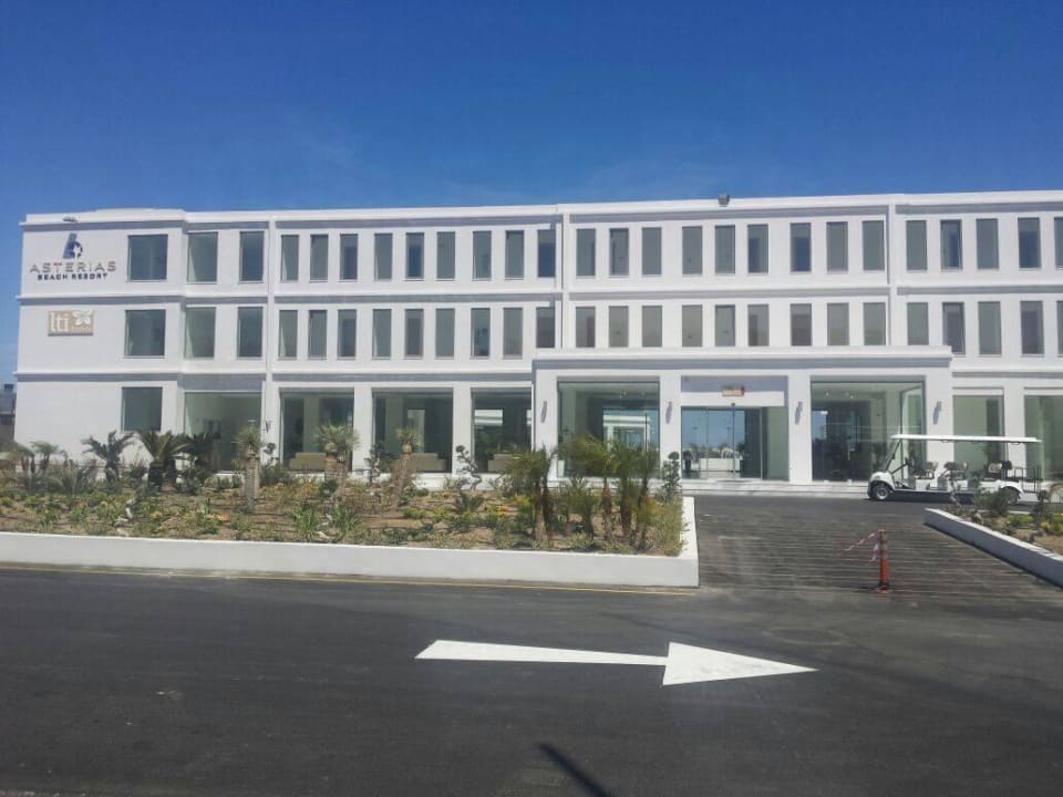 Von vorne Asterias Beach Resort