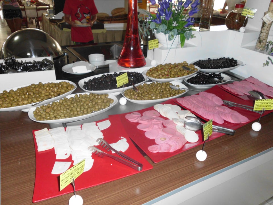 Zum Frühstück:Oliven und eine Auswahl an Wurst Club Sidelya Hotel