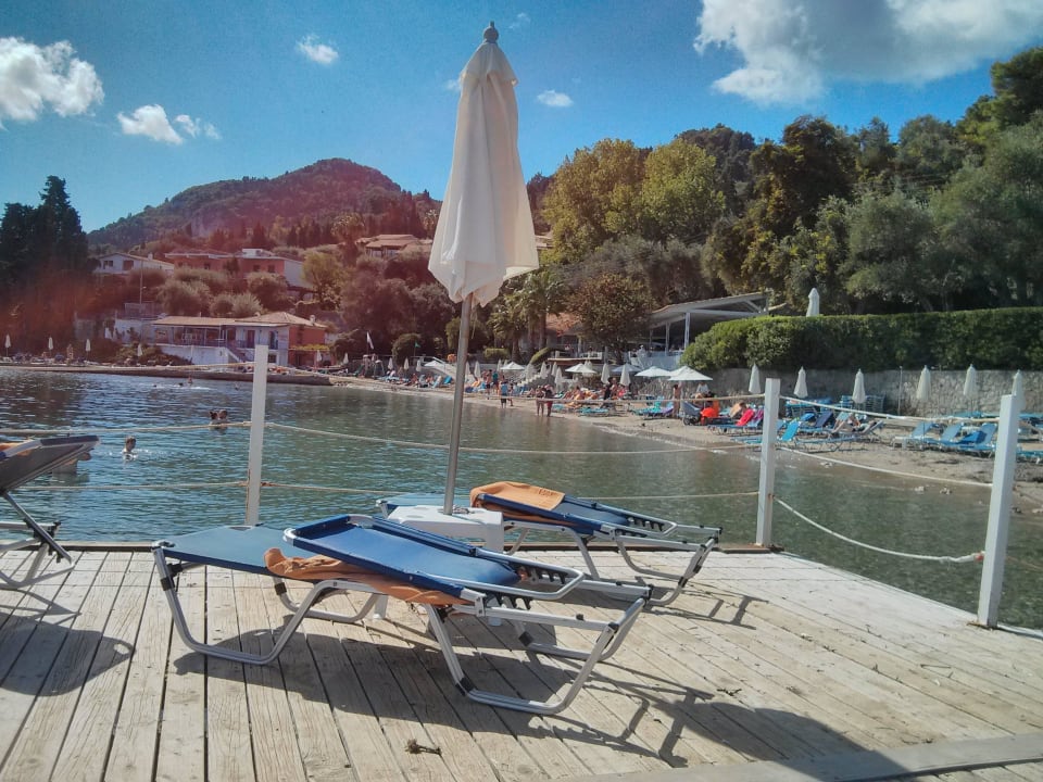 Blick vom Steg zum Hotelstrand Aeolos Beach Resort