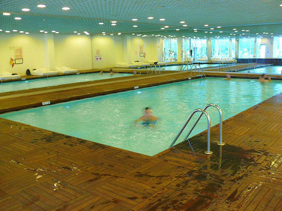 Innenpool (dank Spiegel mal 4) Hotel SU & Aqualand