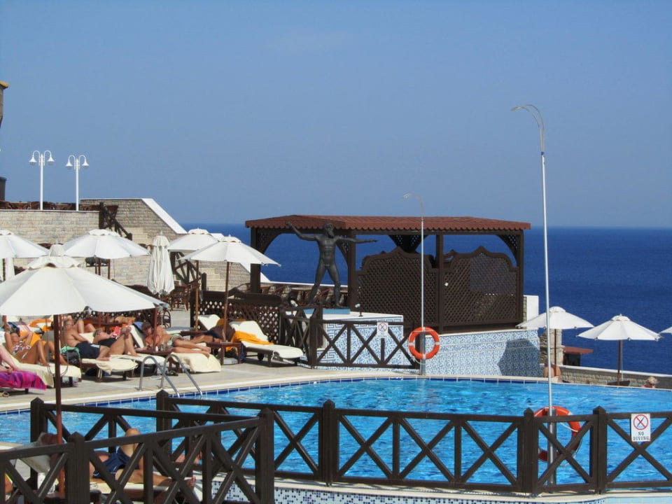 Blick vom Pool zum Meer Hotel Kalithea Horizon Royal