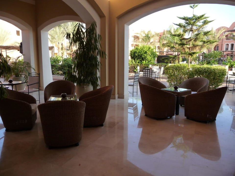 Sitzgelegenheiten bei der Bar Jaz Dar EL Madina