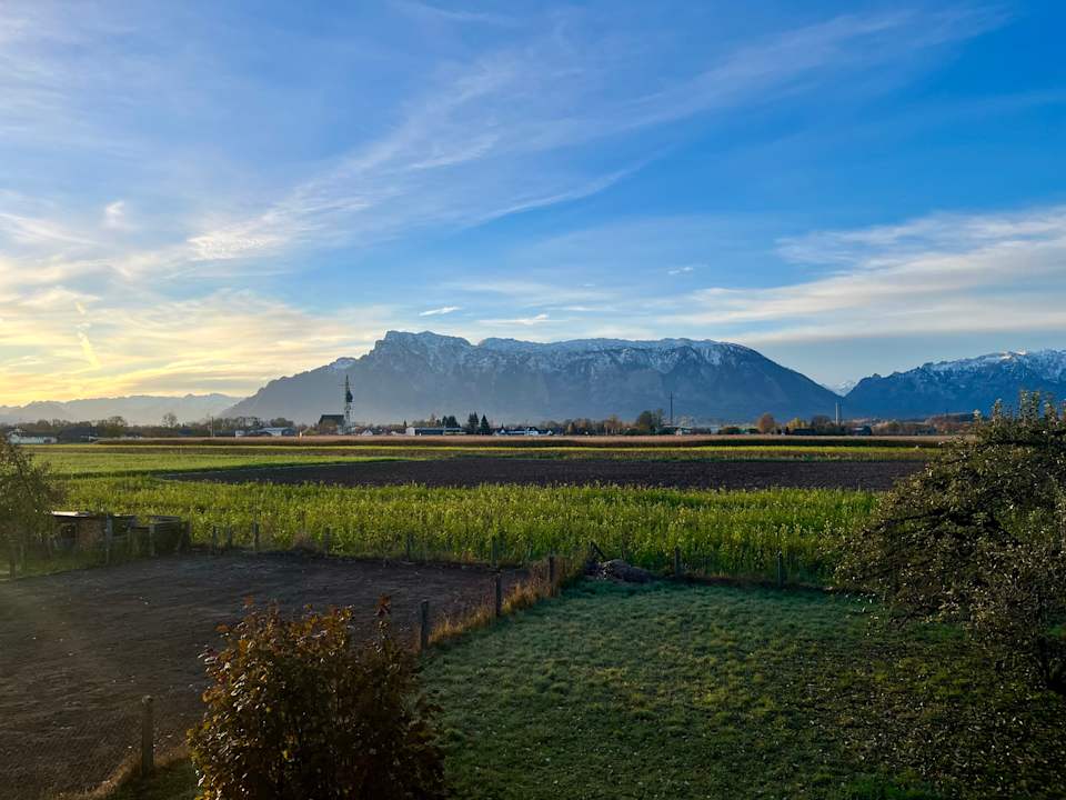 Ausblick Ferienhaus Am Weitfeld - Ruheoase mit Garten & Bergblick nahe Salzburg