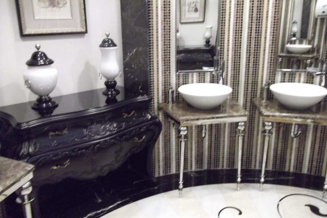 Eine öffentliche Hoteltoilette Hotel Delphin Imperial