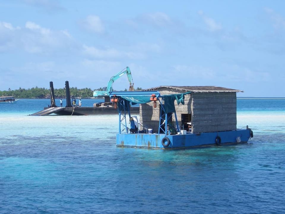 Baustelle direkt vor der Insel Vilamendhoo Island Resort & Spa