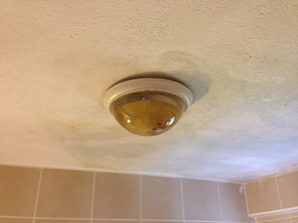 Lampe mit Aquarium und Gaammel unter der Decke Ölüdeniz Beach Resort by Z Hotels