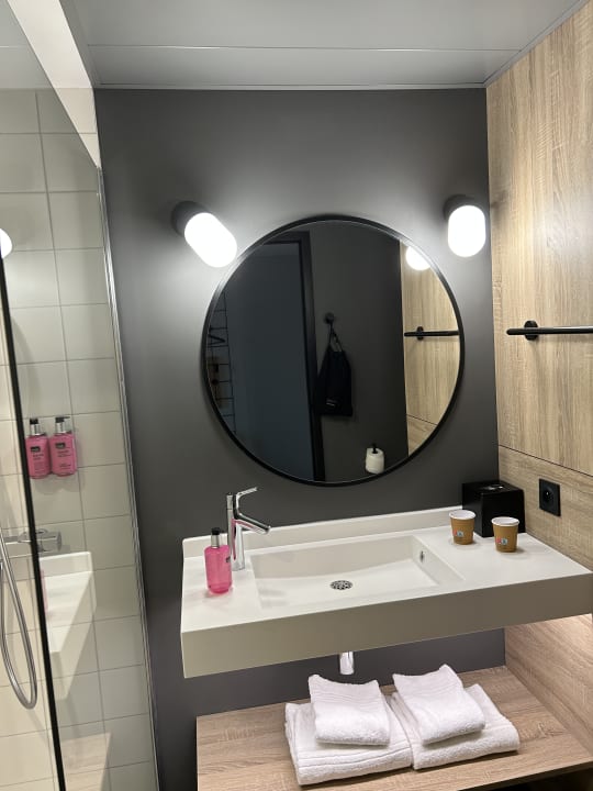 Zimmer Moxy Lyon Airport