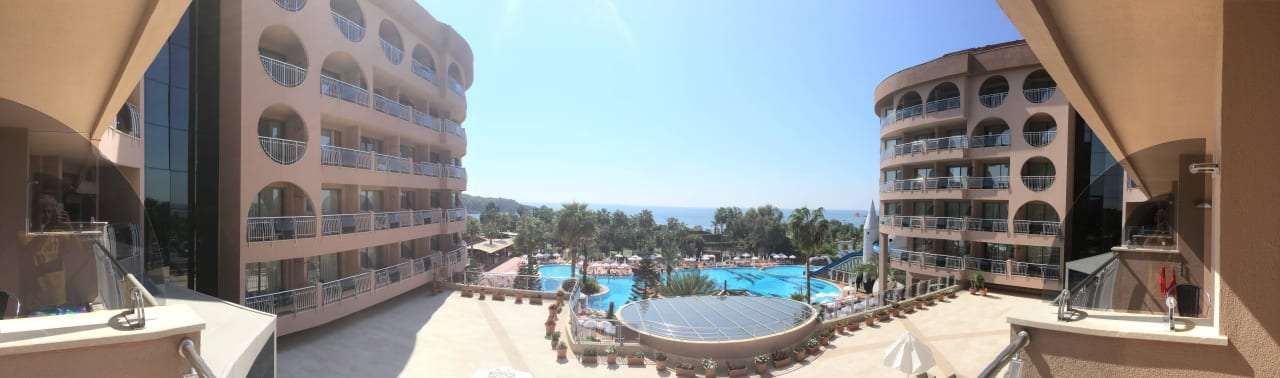 Panorama auf Pool und Anlage Arycanda Kirman Premium