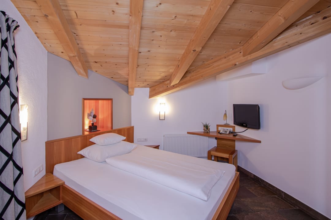 Zimmer Schindler Bed & Food Experience