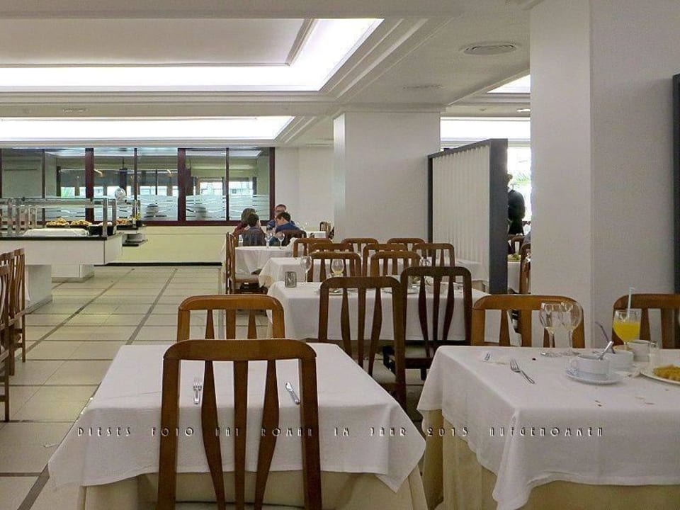 Noch sind nur wenige Frühstücksgäste im Speisesaal Estival Park Silmar