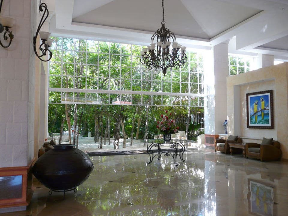 In der Lobby Richtung mit Ausgang zu den Zimmern Catalonia Royal Tulum Beach & Spa Resort - Adults only
