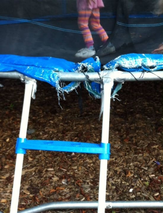 Kaputtes Trampolin  Waldhotel Bächlein