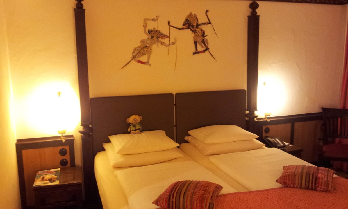 Bett mit Kampfszene (nur an der Wand) Park-Hotel Hagenbeck