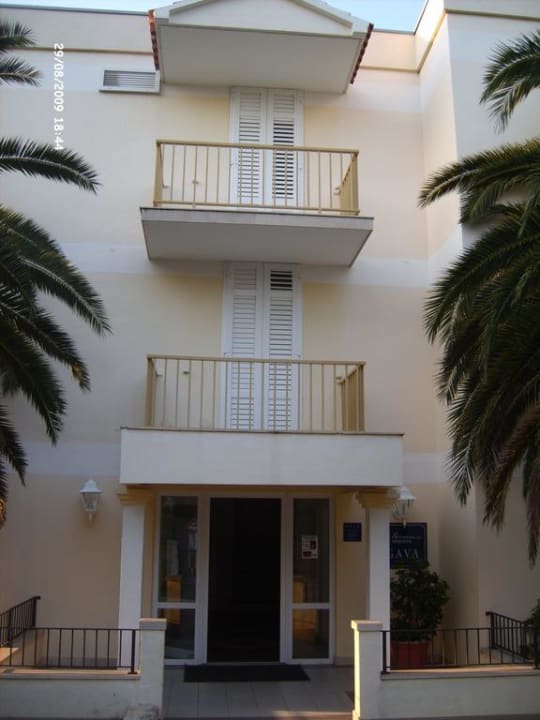 Przed naszym hotelem. Waterman Svpetrvs  Resort