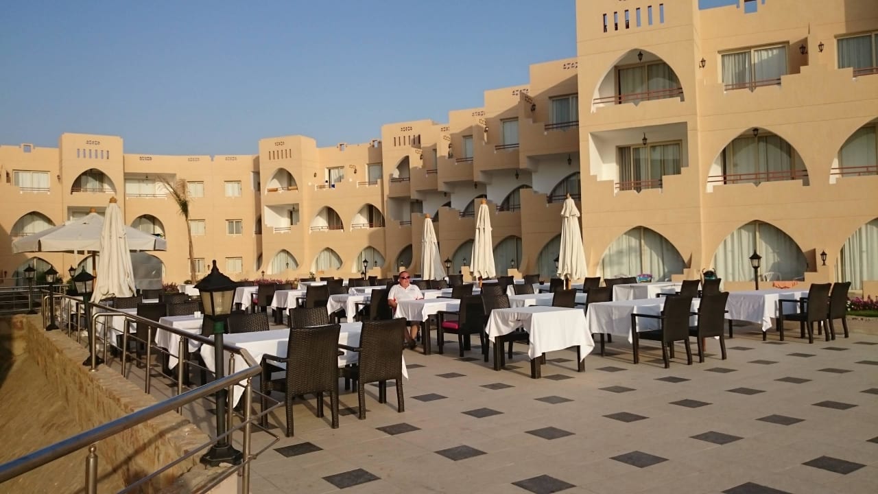 Außenterrasse des Restaurantes Three Corners Equinox Beach Resort