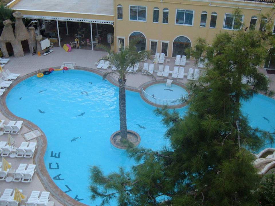 Pool Larina Resort Spa & Hotel