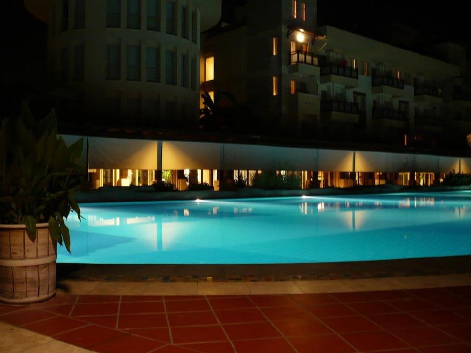 Pool bei Nacht TUI BLUE Xanthe