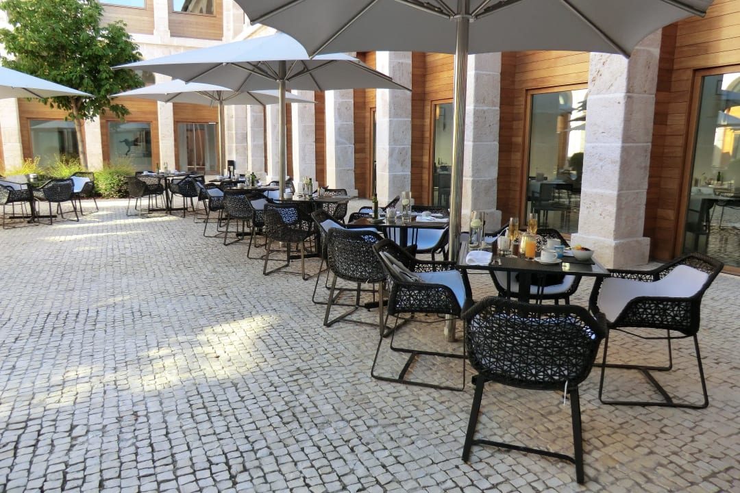 Hier im Innenhof kann man auch frühstücken. Hotel Parador de Alcalá de Henares