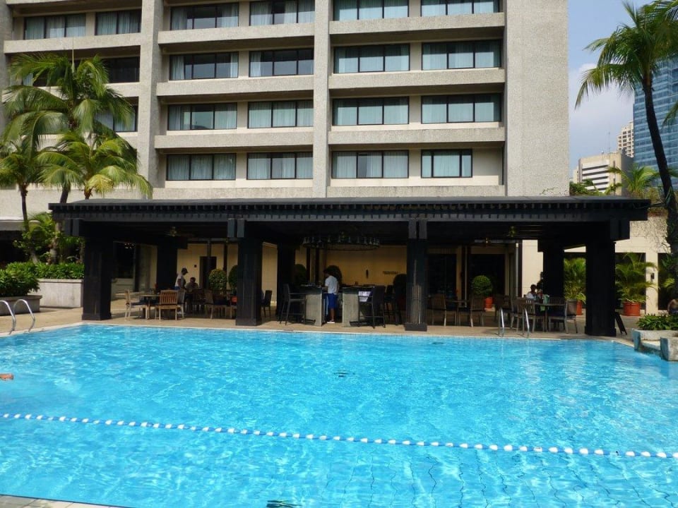 Pool mit Poolbar Hotel The Peninsula Manila