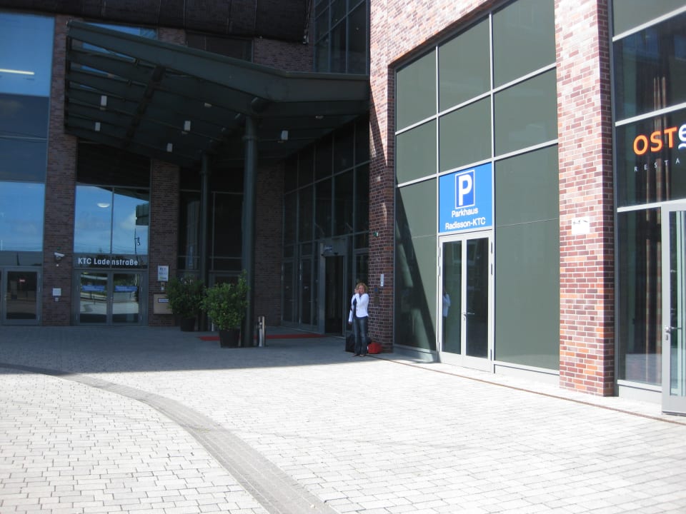 Vor dem Hotel ScanHotels City Rostock