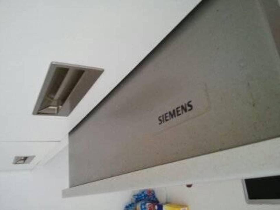 Dunstabzugshaube mit einer Fettschicht darauf Ferienwohnung Carrer de les Aguiles