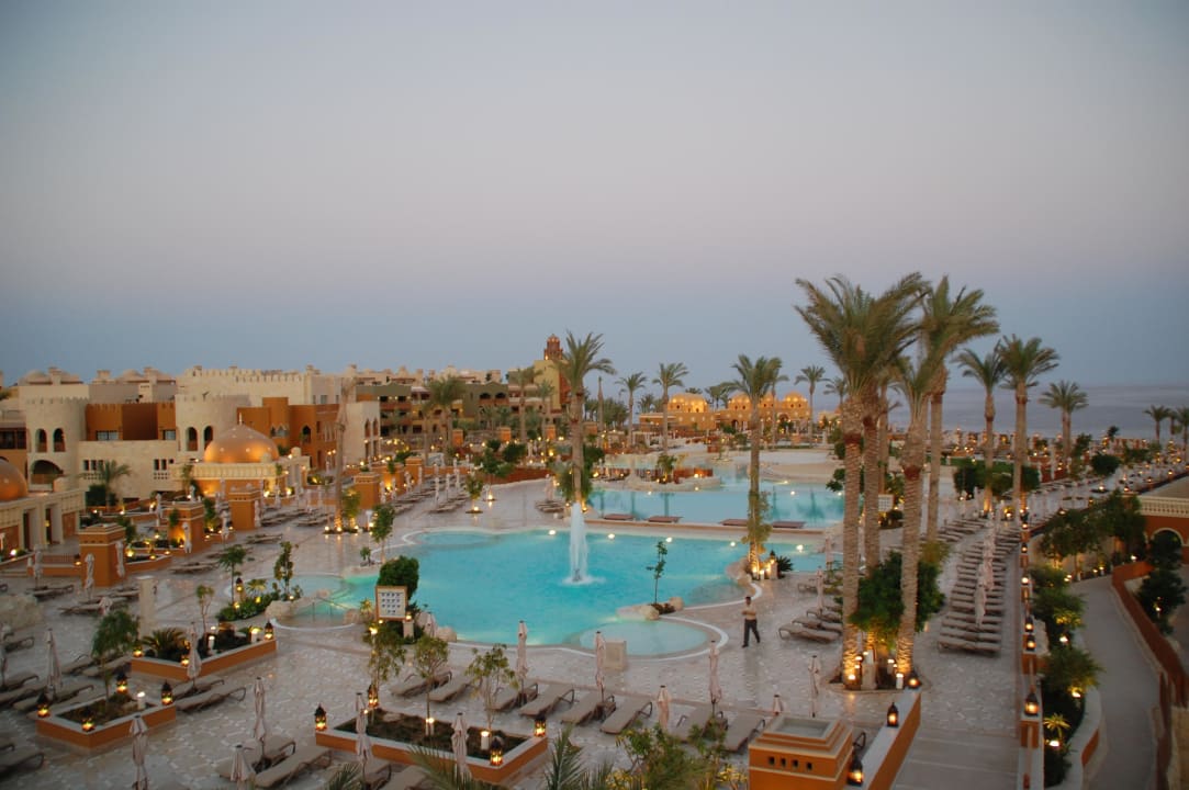 Am Abend Blick über die Anlage Grand Waterworld Makadi