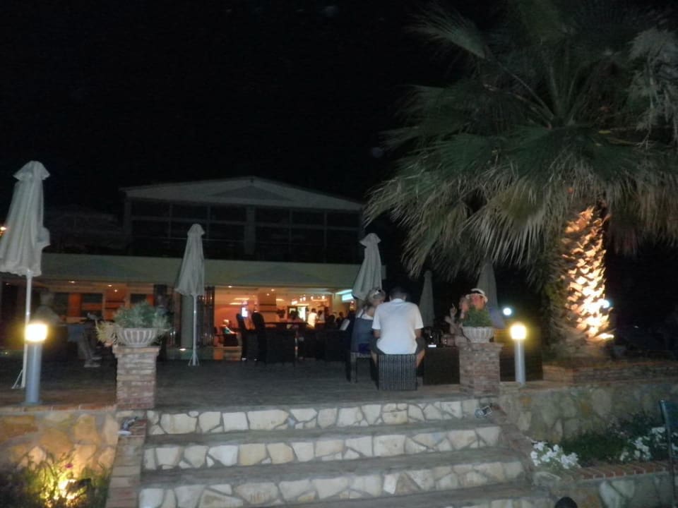 Abendaufnahme Pool und Resterant Hotel Belussi Beach