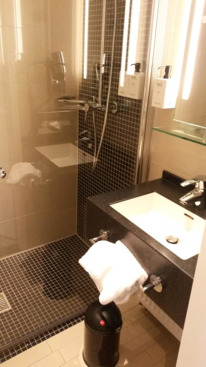 Badezimmer im Einzelzimmer Scandic Berlin Kurfürstendamm