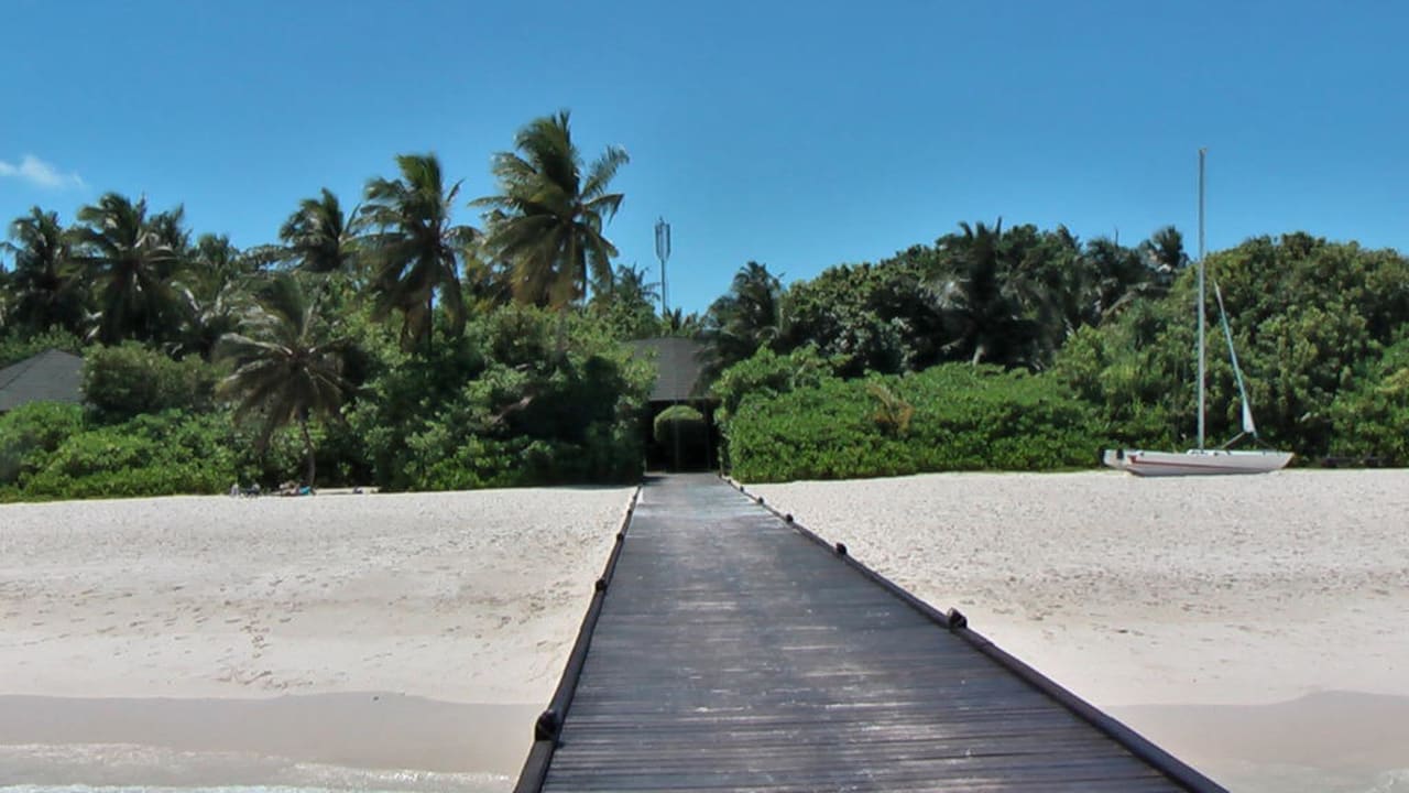 Blick vom Steg zur Lobby Adaaran Select Meedhupparu Island Resort - Premium All Inclusive