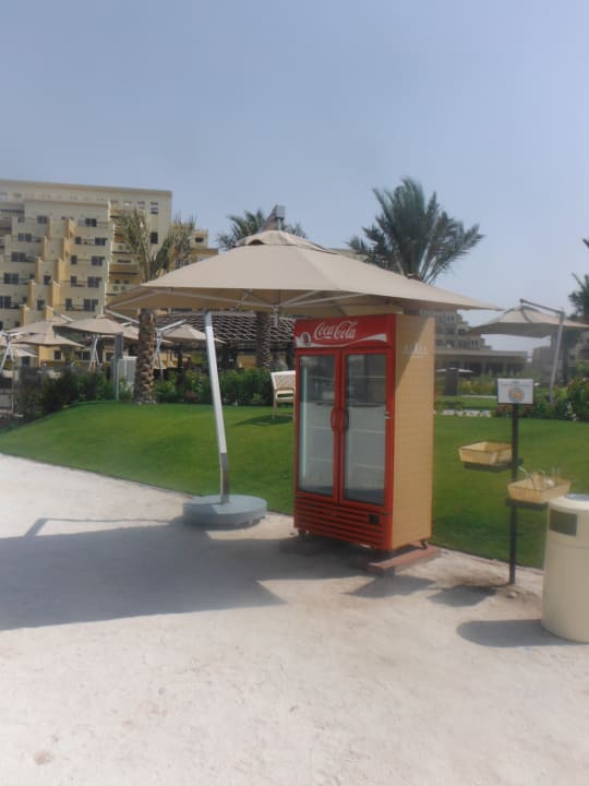Kühlschrank am Strand, dahinter die Beachbar Rixos Bab Al Bahr