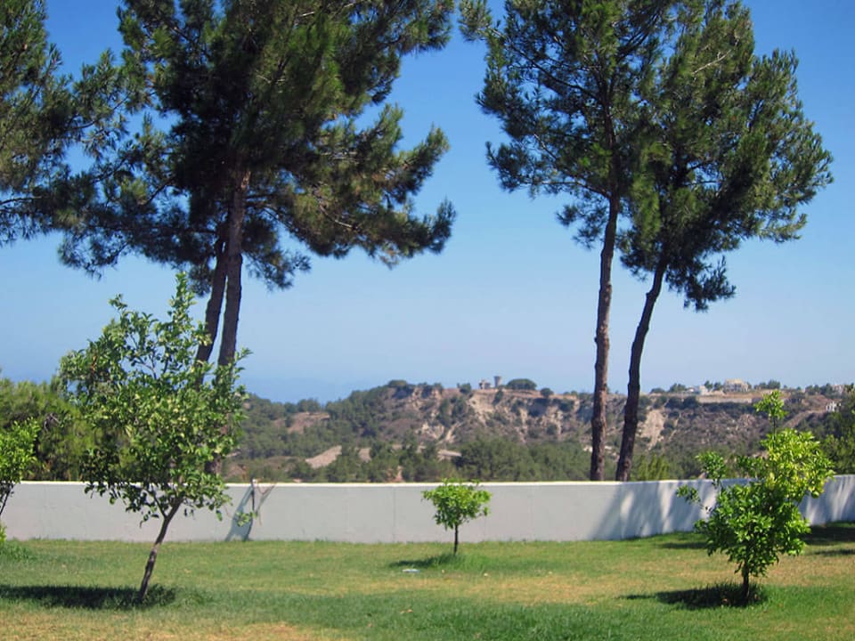 Ausblick aus dem Garten auf die Berge Hotel Helena Christina