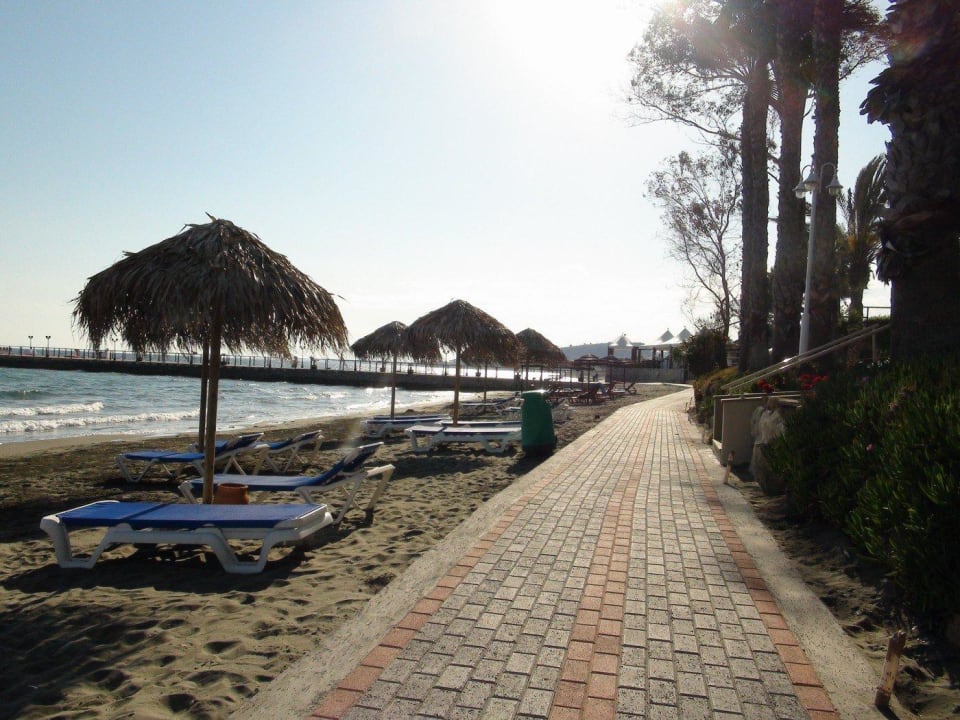 Gepflegter sauberer Srand The GrandResort By Leonardo Hotels