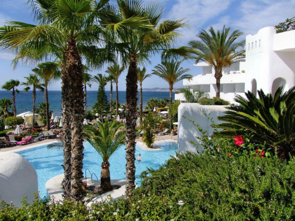 Blick in den Innenbereich des Hotels H10 Estepona Palace